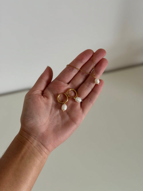 THE PEARL EARRINGS
